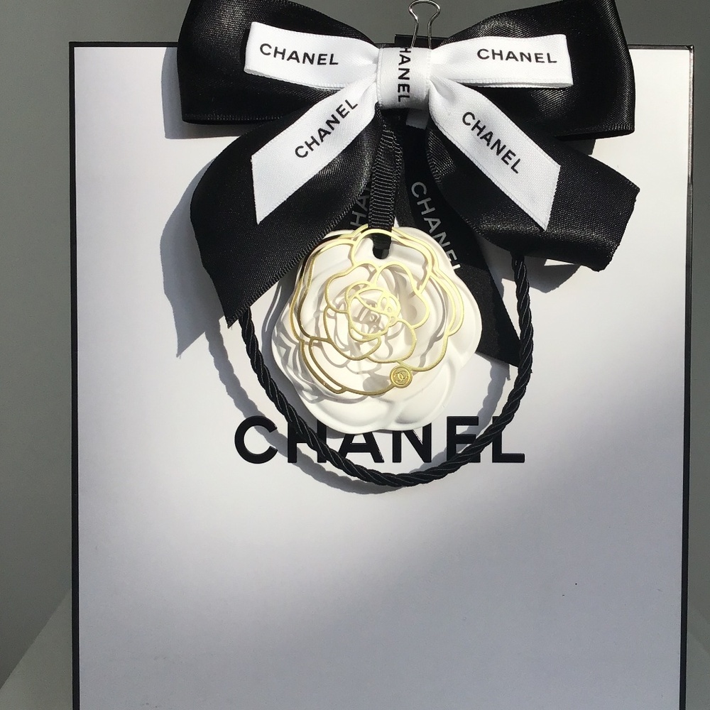 CHANEL black/white home/car diffuser + Chanel black/white shopping bag - Picture 5 of 8